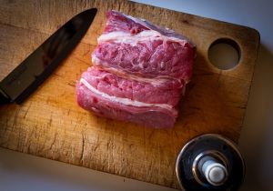 Ezért nem szabad megmosni a nyers húst főzés előtt
