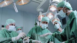 Élőben közvetítenek egy agyműtétet Pécsről